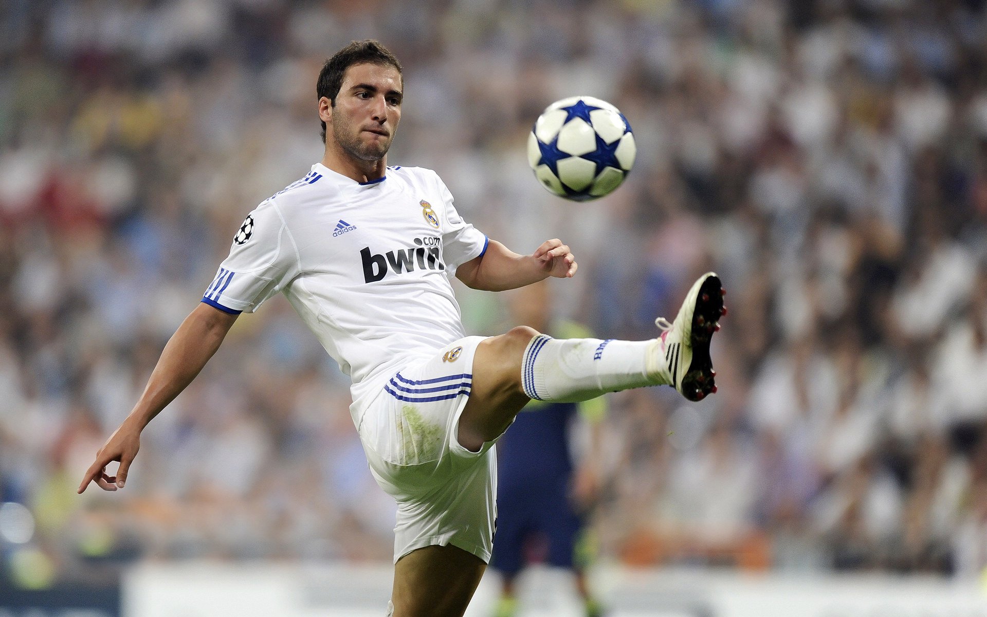 德甲超级战役：攻势凌厉，防守坚如铁墙，德甲经典比赛